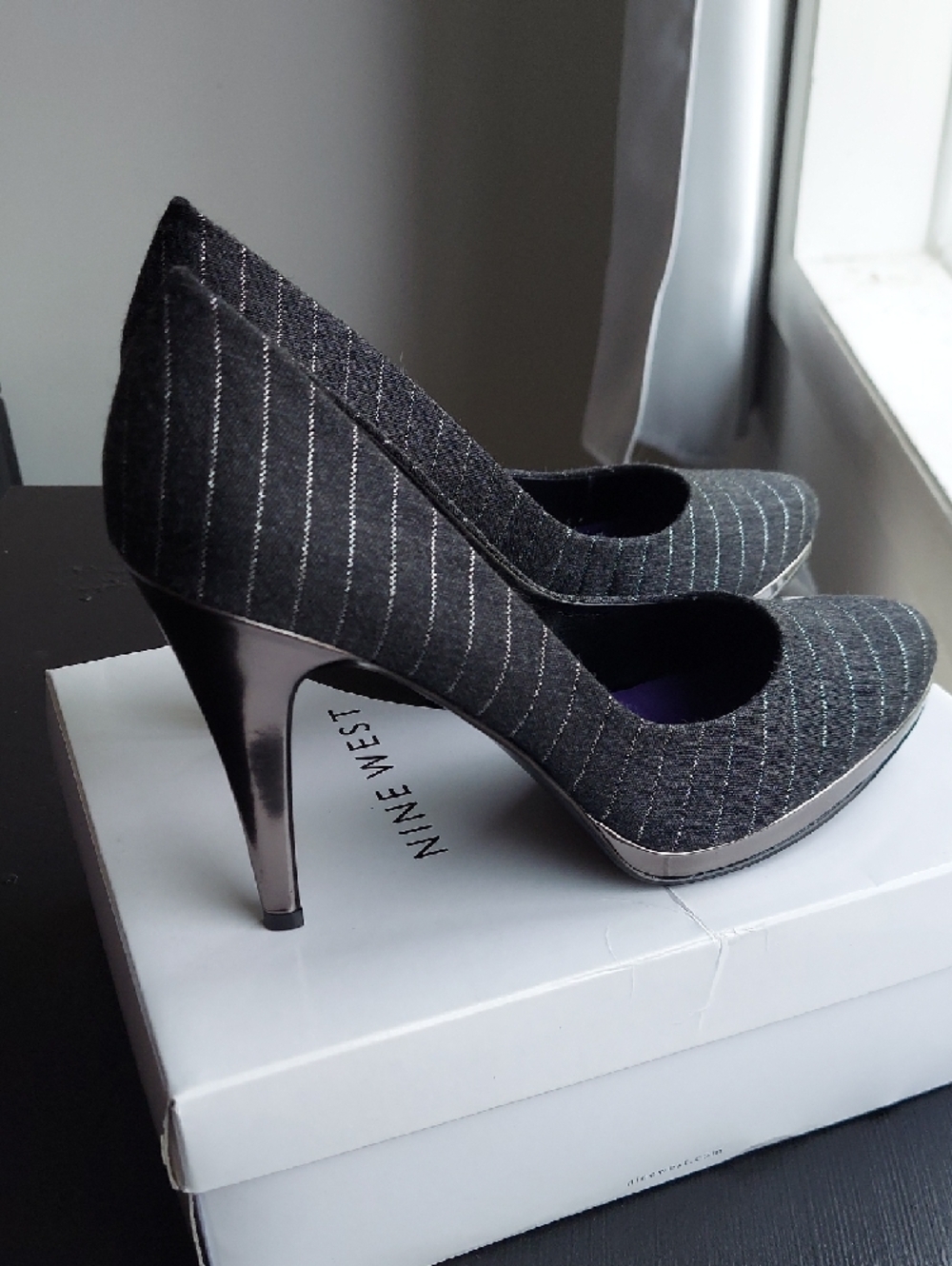 Nine West Size 9.5 Gray Textile Shoe Metallic Pinstripes Platform & Heel